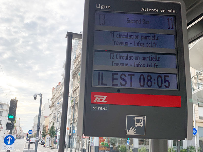 リヨン市内バス乗り場の電光掲示板