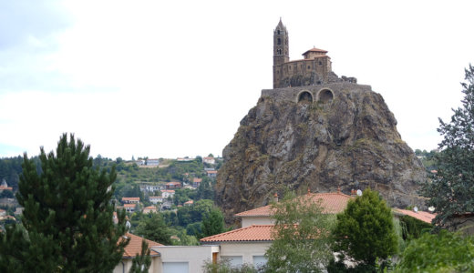 秘境の巡礼聖地へ！ル・ピュイ＝アン＝ヴレへ行ったら必見の岩山にそびえ立つ教会とマリア像