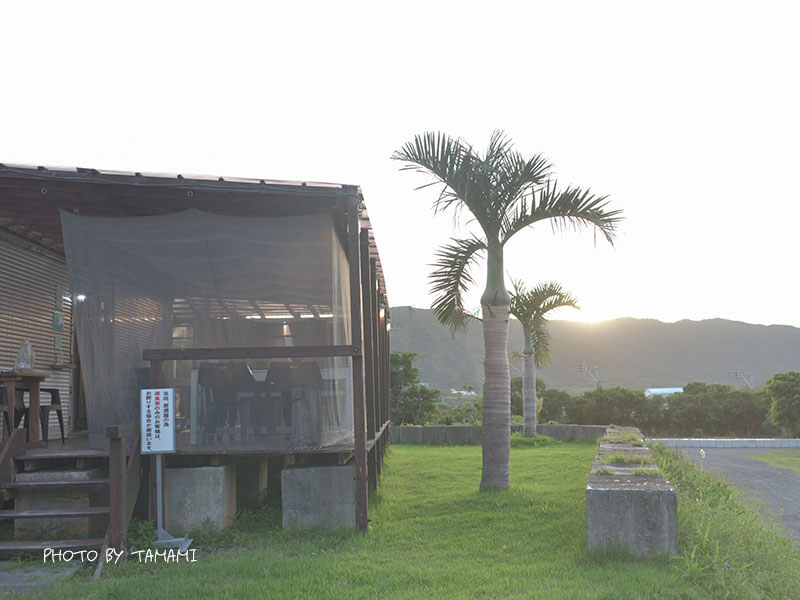 奄美大島で夕食ならここがおすすめ！隠れ家居酒屋「サードプレイス」は高台のテラスから眺める夕陽が美しい