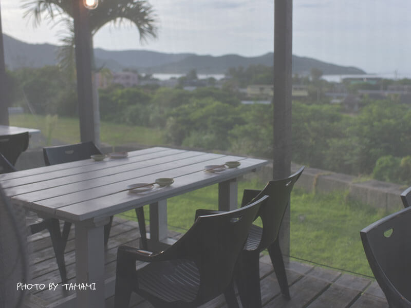 奄美大島で夕食ならここがおすすめ！隠れ家居酒屋「サードプレイス」は高台のテラスから眺める夕陽が美しい